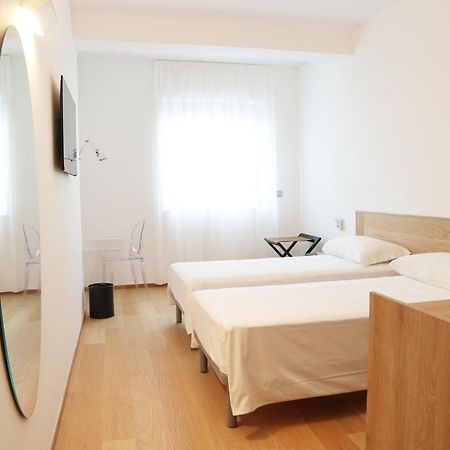 Victor Hotel Bari Bagian luar foto