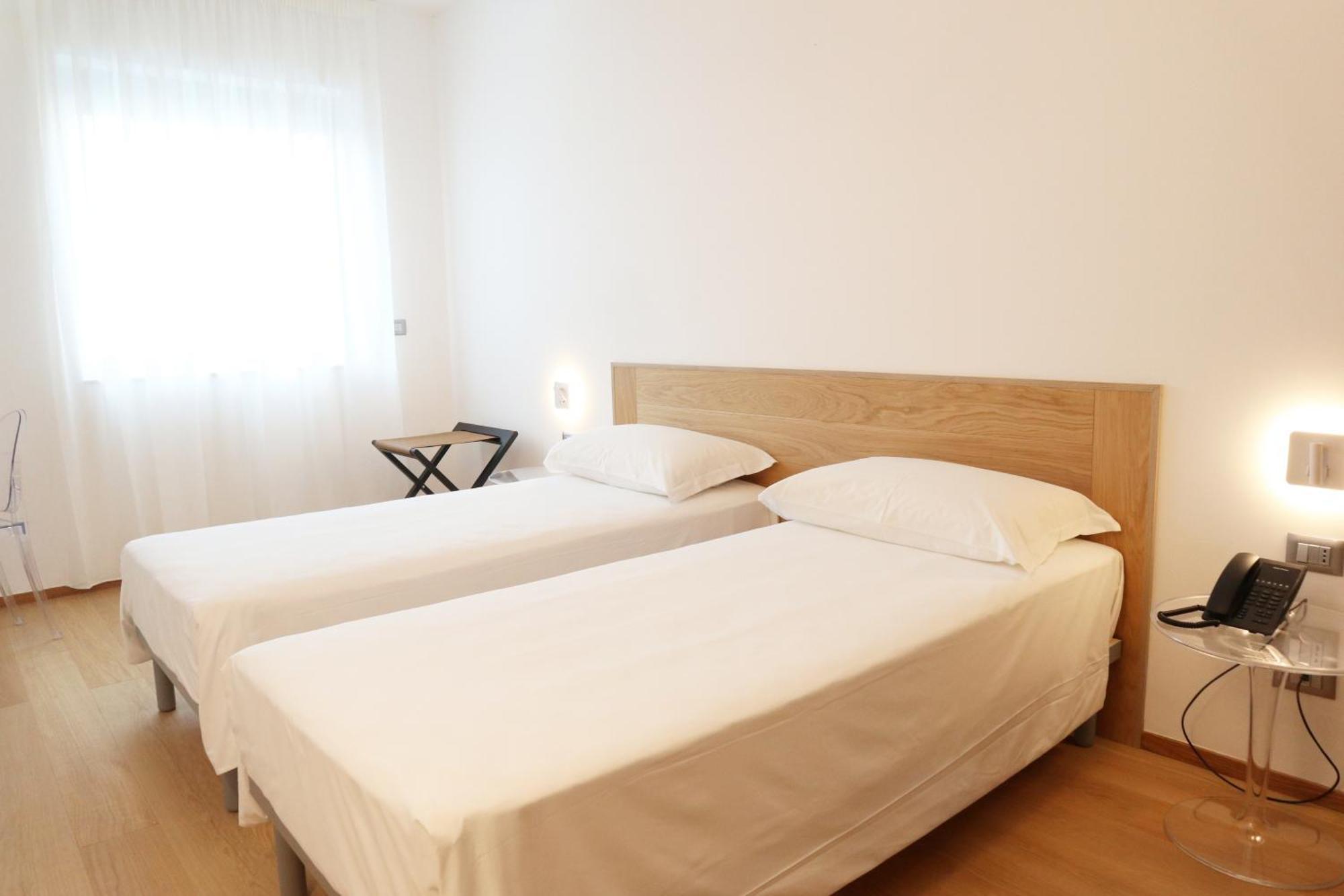 Victor Hotel Bari Bagian luar foto
