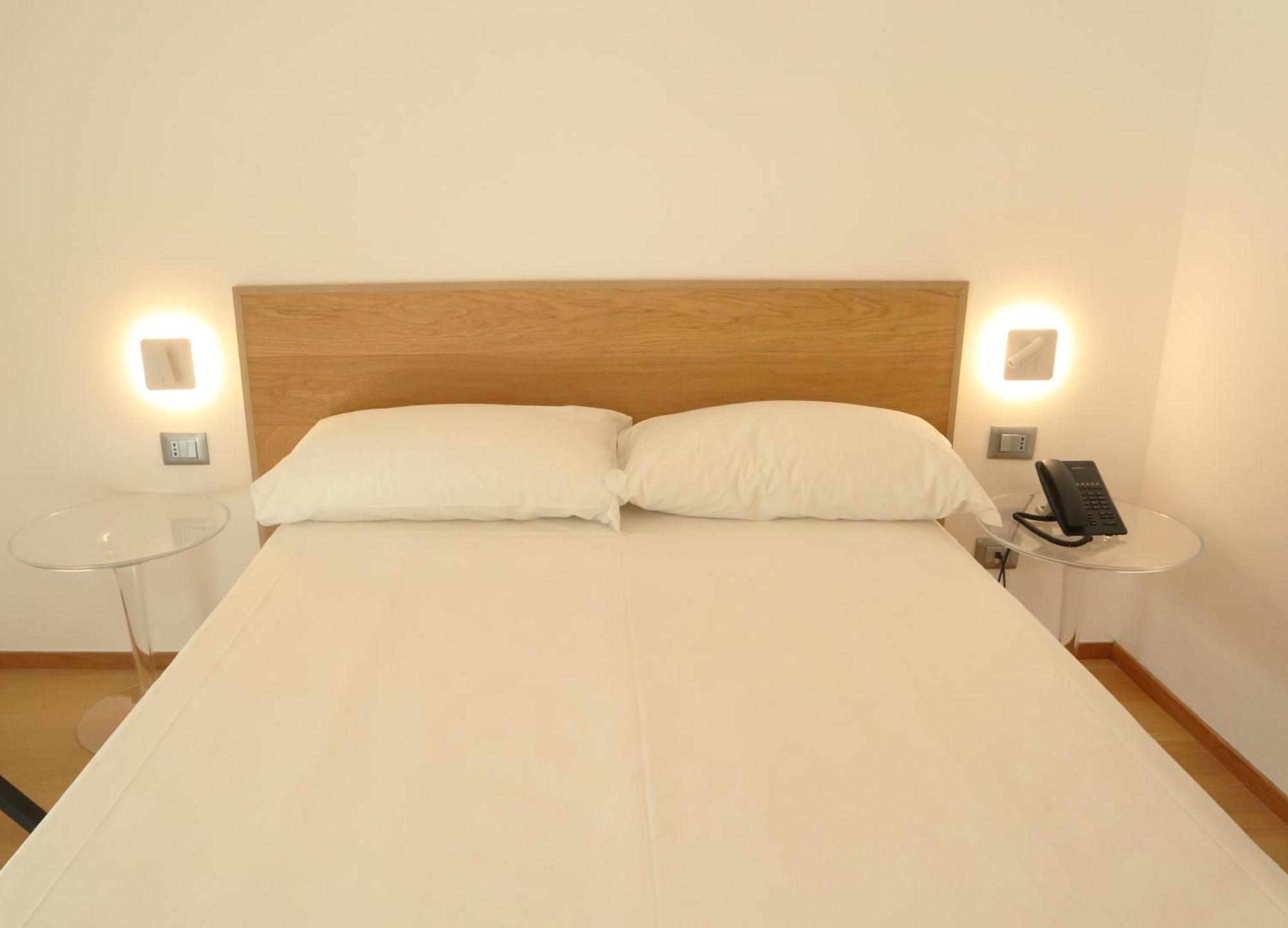 Victor Hotel Bari Bagian luar foto