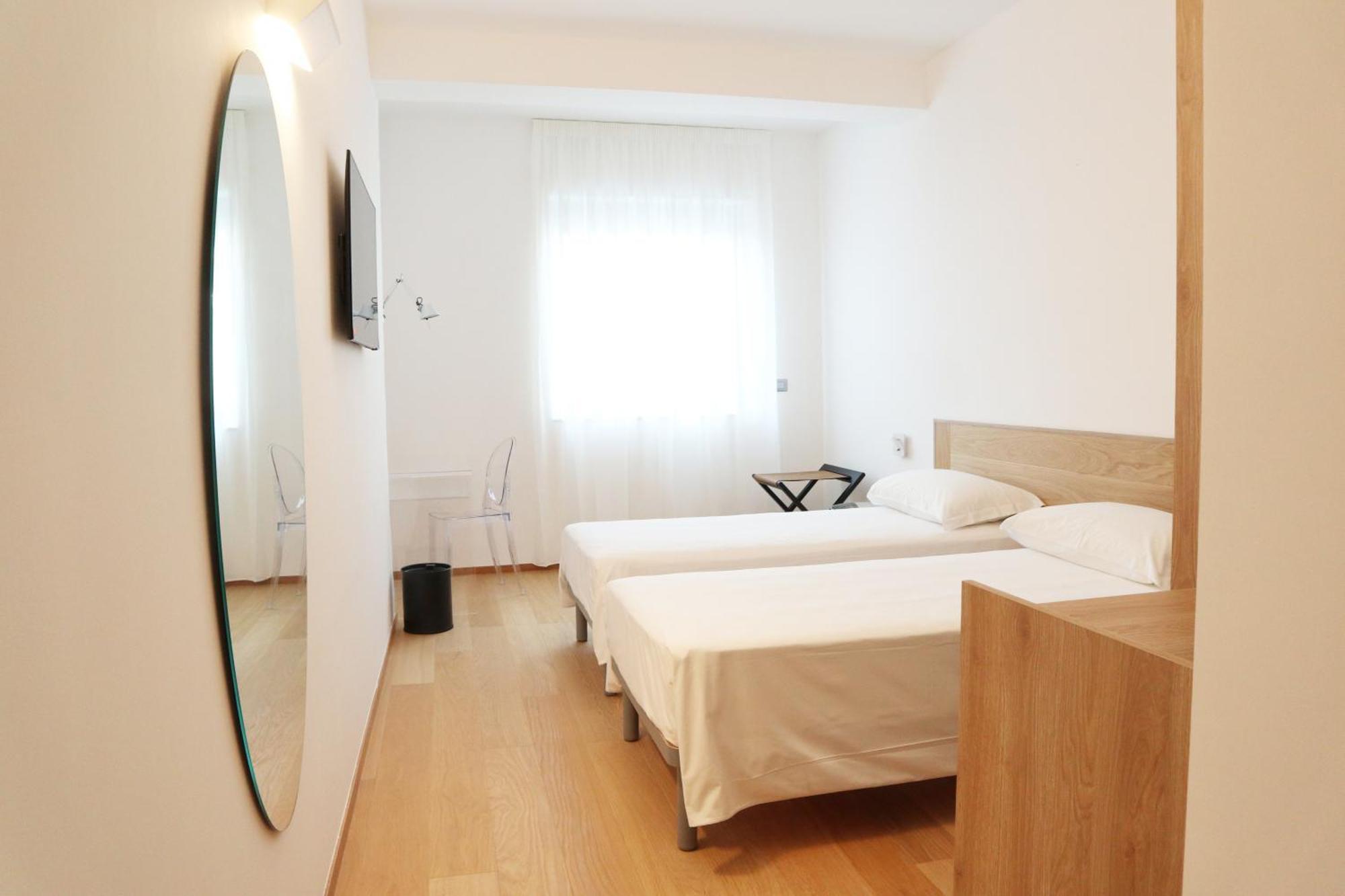 Victor Hotel Bari Bagian luar foto